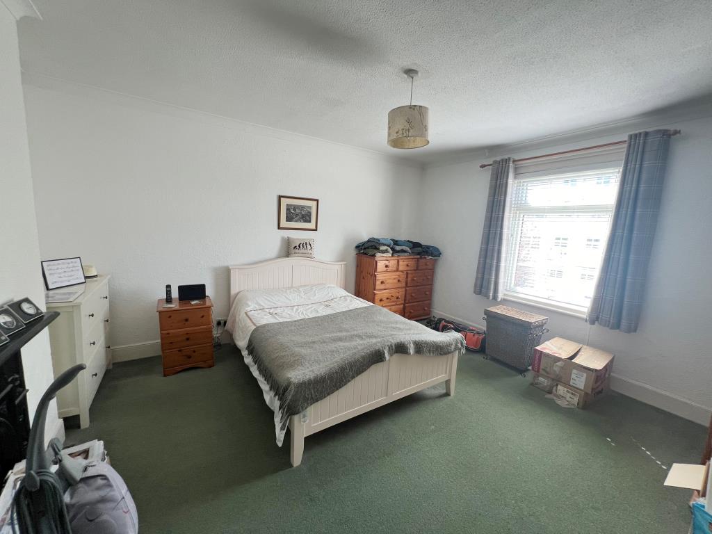 Lot: 21 - FLAT WITH SEA VIEWS - Double bedroom with original fire place
